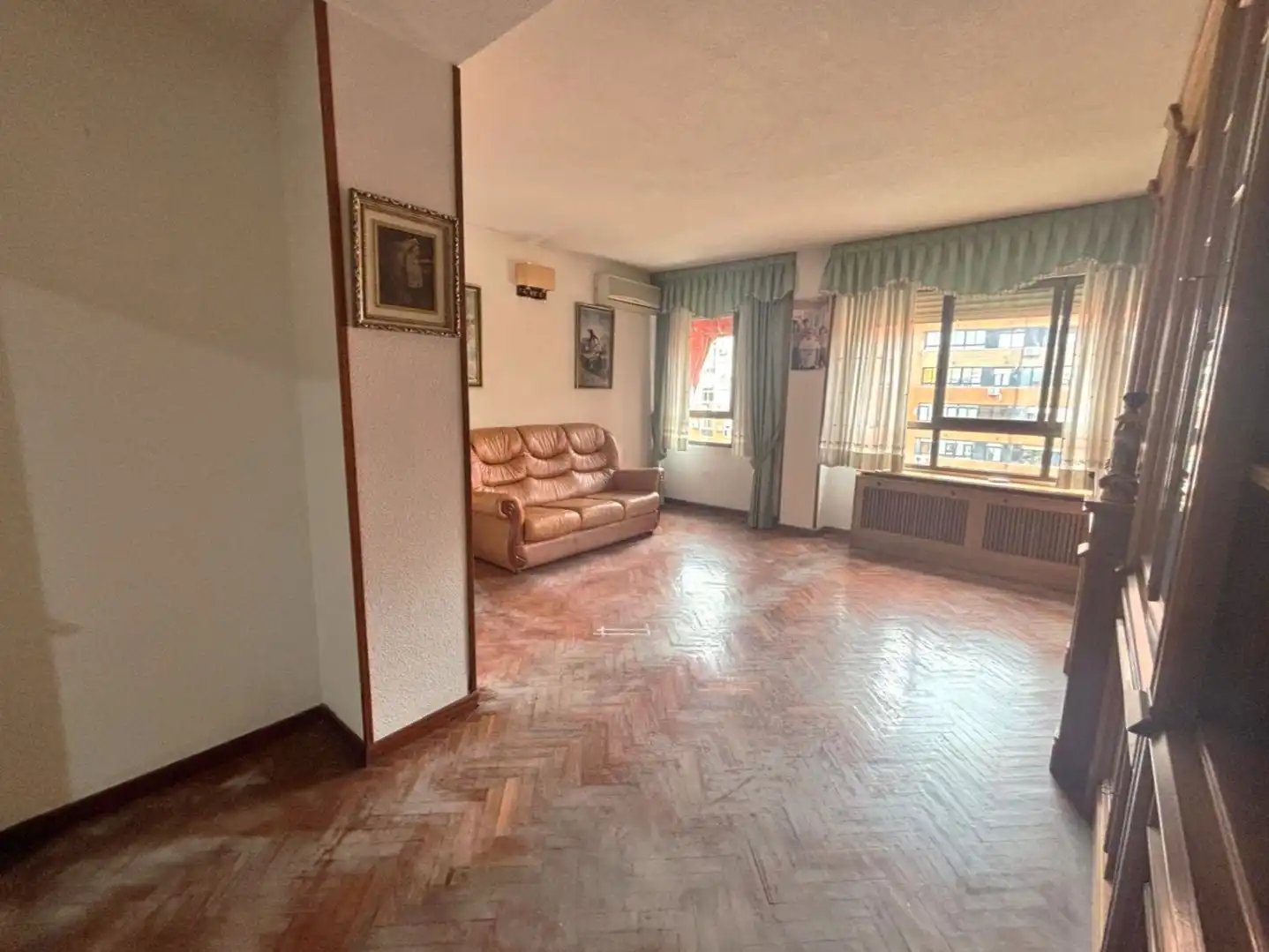 Piso en venta en Plaza de la Albufera, 9, La Avanzada - La Cueva Sala de estar de Piso en venta en Fuenlabrada con Aire acondicionado, Calefacción y Jardín privado