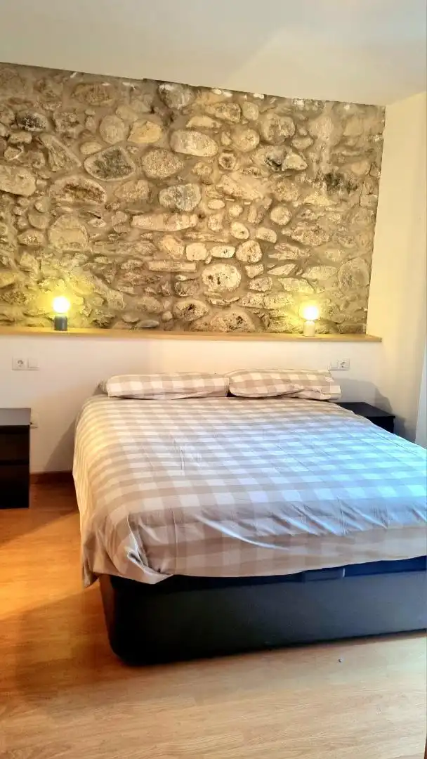 Pis de lloguer a Plaça de l'Areny, 16, Esterri d'Àneu Dormitori de Pis de lloguer en Esterri d'Àneu amb Calefacció, Jardí privat i Parquet
