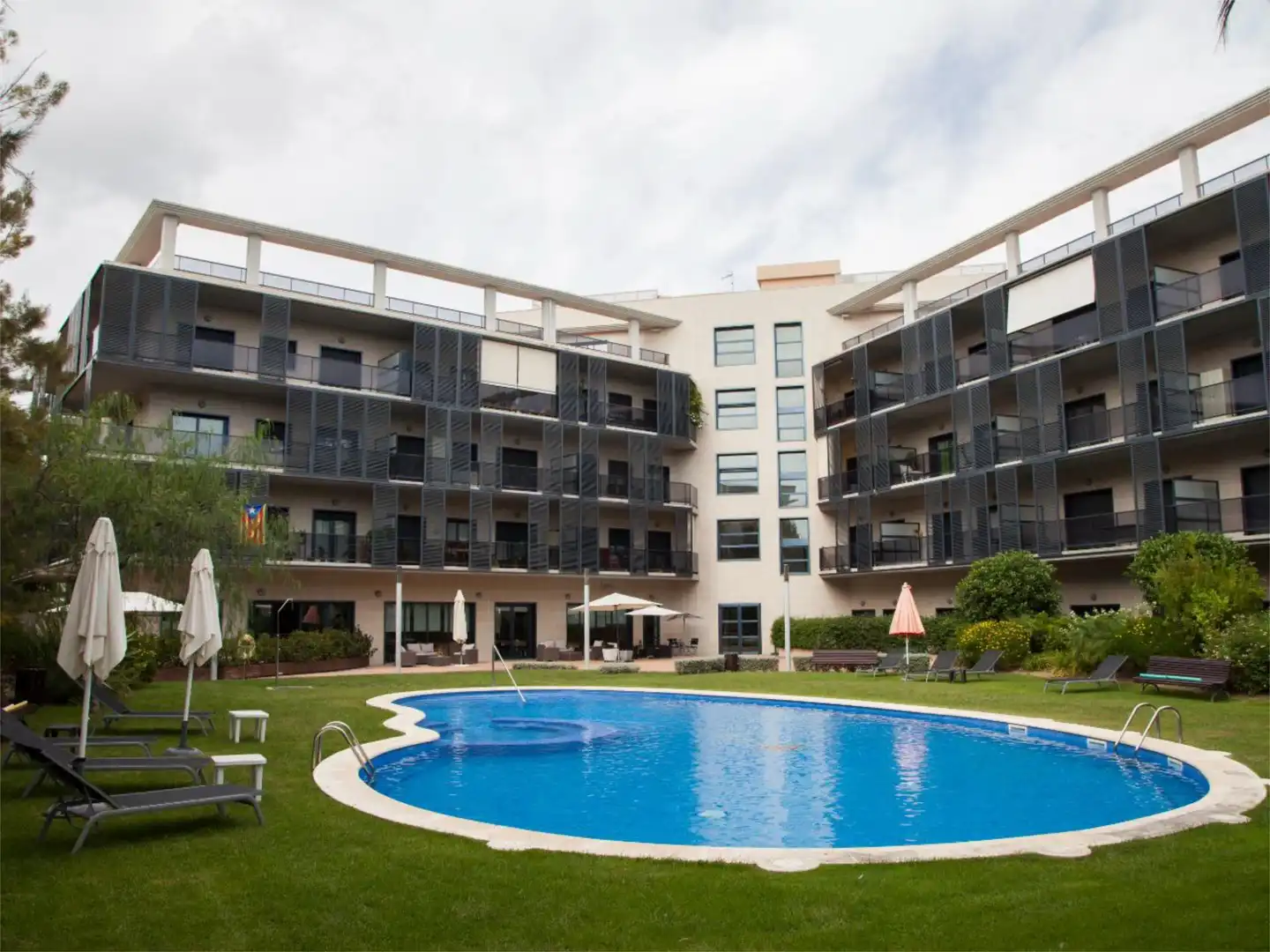 Schwimmbecken von Wohnung zum Verkauf in Salou mit Klimaanlage, Terrasse und Schwimmbad