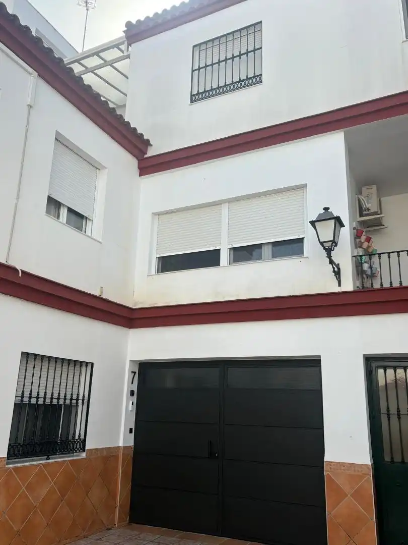 Casa adosada en venda a Calle Conde de Guadalhorce, 57, Centro Vista exterior de Casa adosada en venda en Alcalá de Guadaira amb Balcó