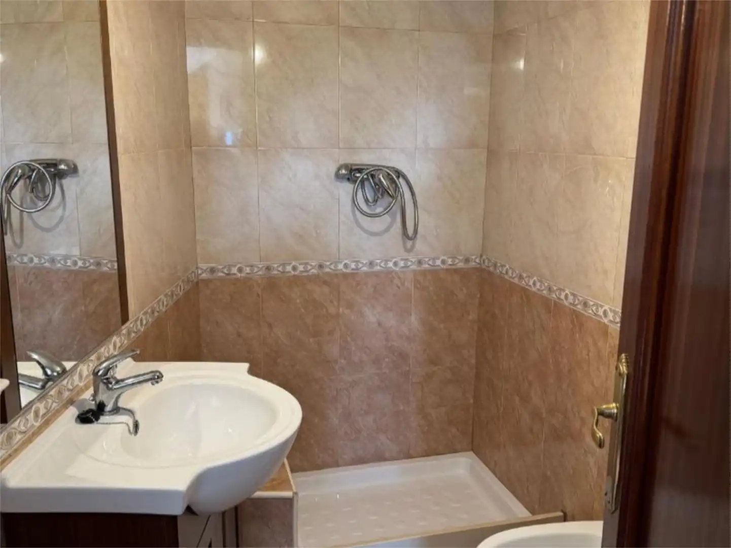 Flat for sale in Aldea Tablao, 20, Mieres (Asturias) Bathroom of Flat for sale in Mieres (Asturias) with Terrace and Balcony