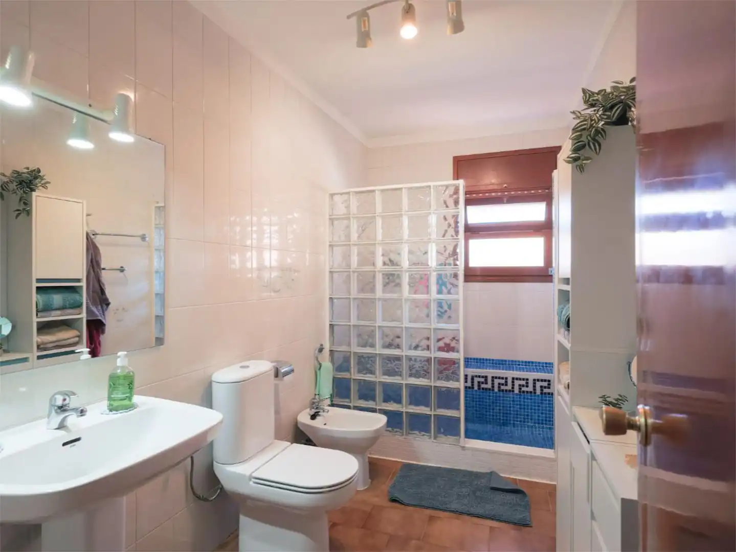 Badezimmer von Wohnung zum Verkauf in Albons mit Klimaanlage, Heizung und Terrasse