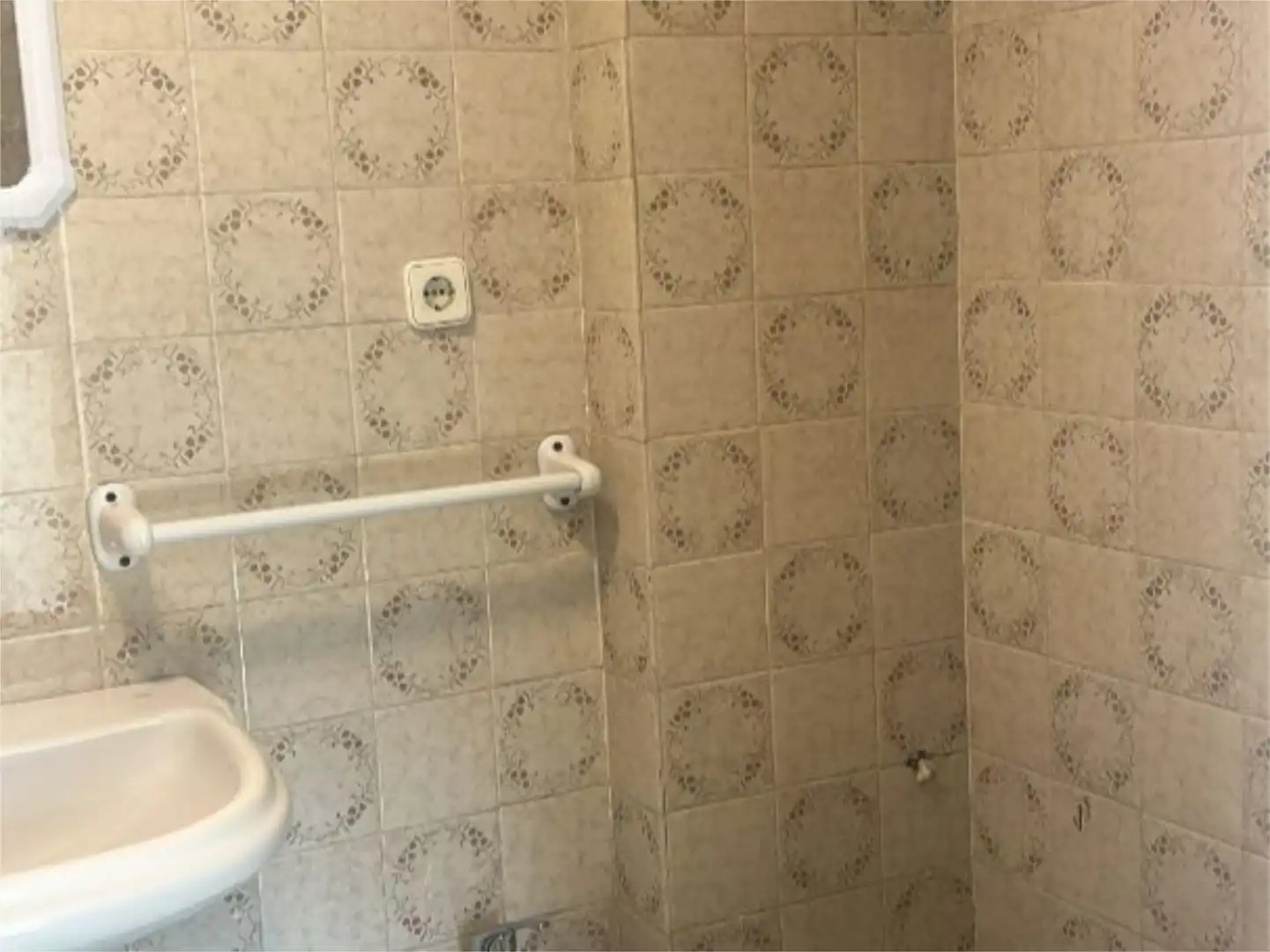 Piso en venta en Calle Julio Moreno Dávila, 2, Cartuja Baño de Piso en venta en Granada Capital con Balcón
