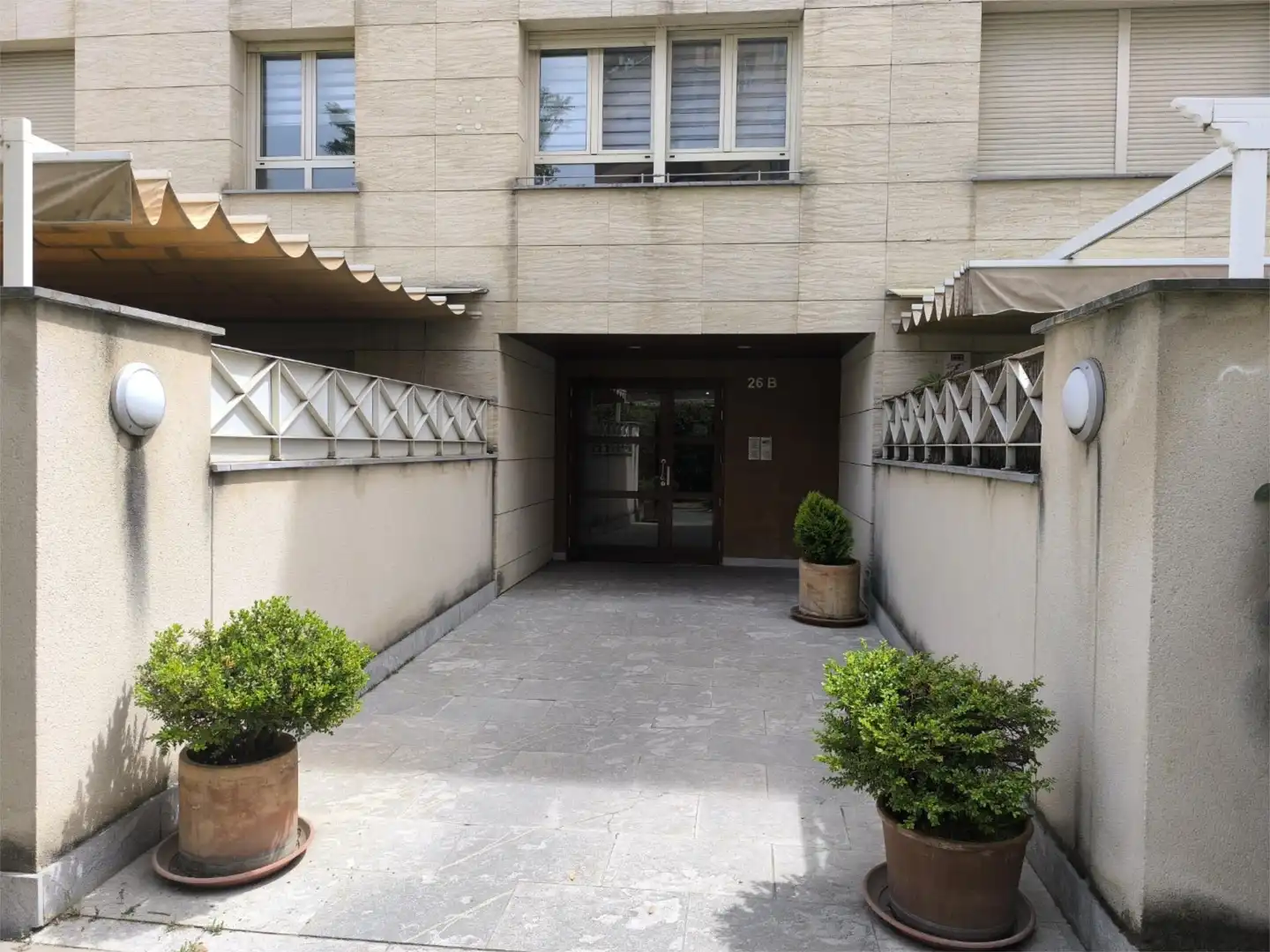 Àtic en venda a Calle de Nanclares de Oca, 26, Rejas Vista exterior de Àtic en venda en Madrid Capital amb Aire condicionat, Terrassa i Piscina