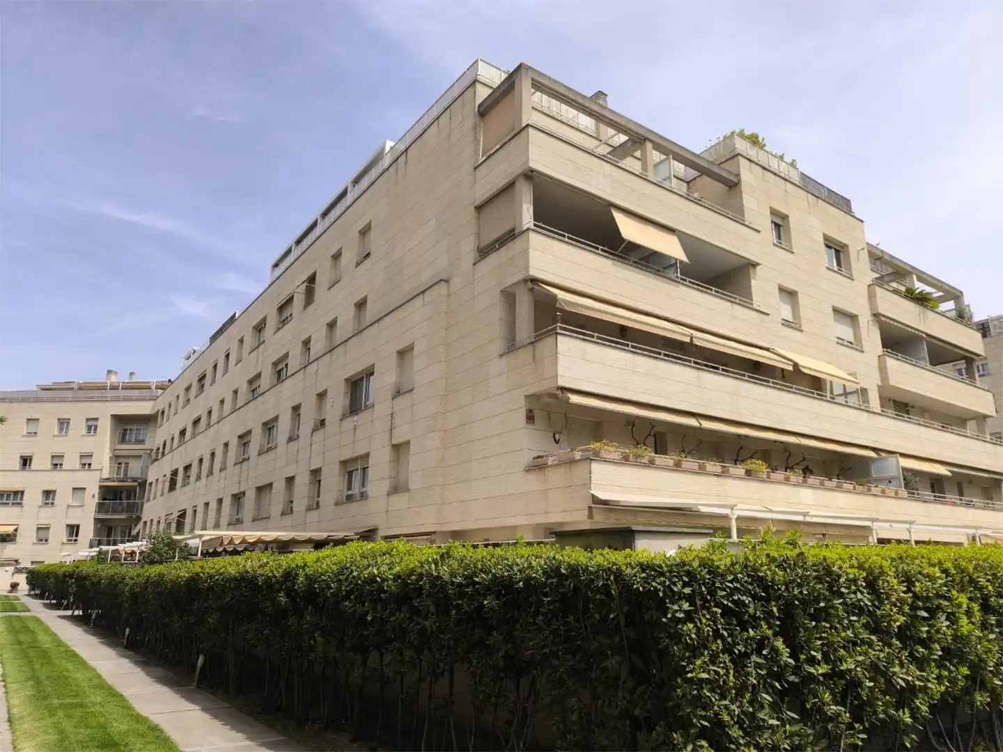 Vista exterior de Àtic en venda en  Madrid Capital amb Aire condicionat, Terrassa i Piscina