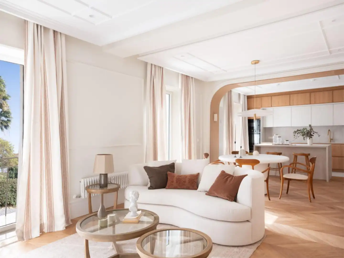 Piso en venta en Calle de la Anunciación, 12, Niño Jesús Sala de estar de Piso en venta en Madrid Capital con Aire acondicionado