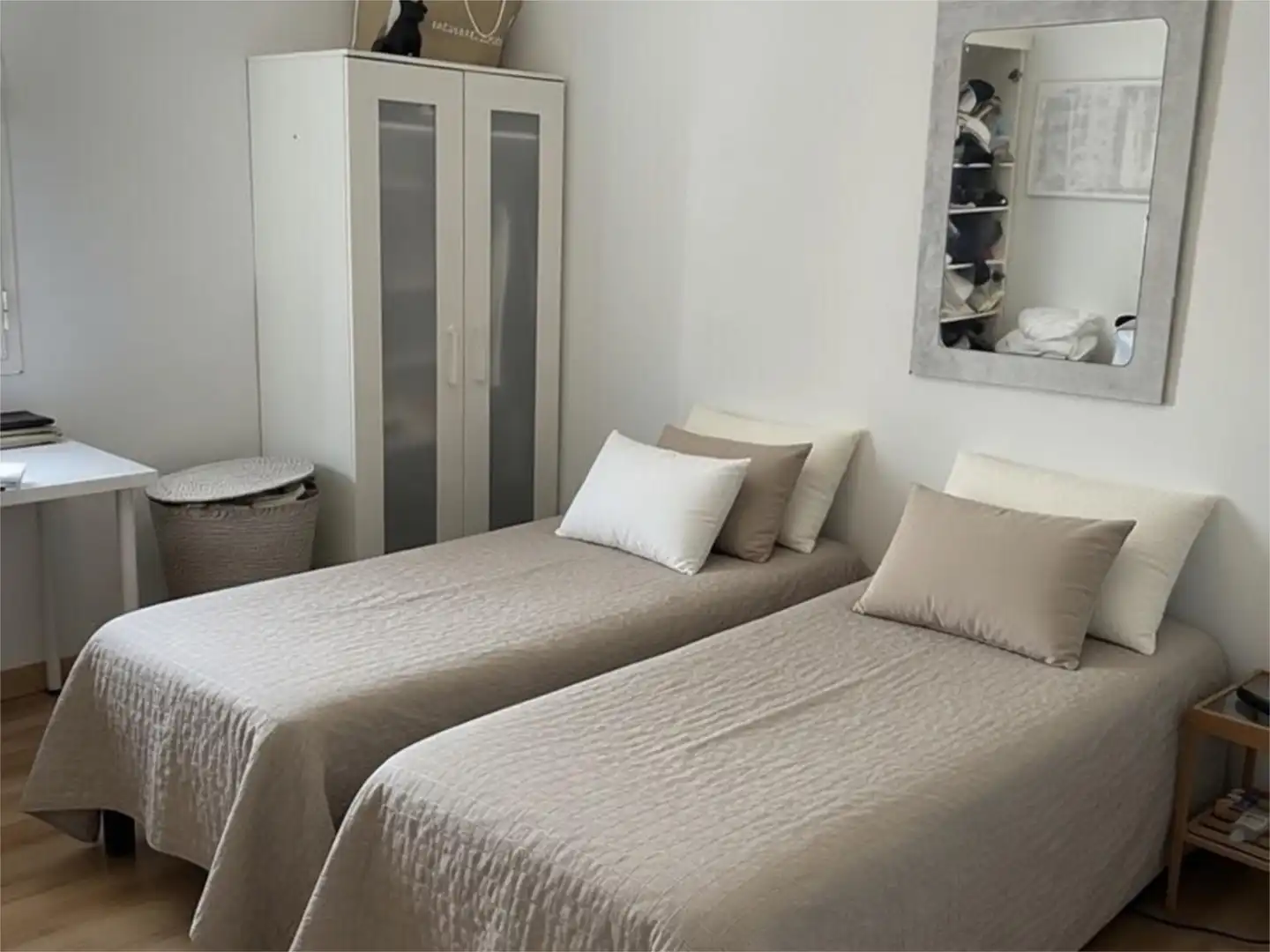 Room in Plaza de los Naranjos, 3, Casco Antiguo