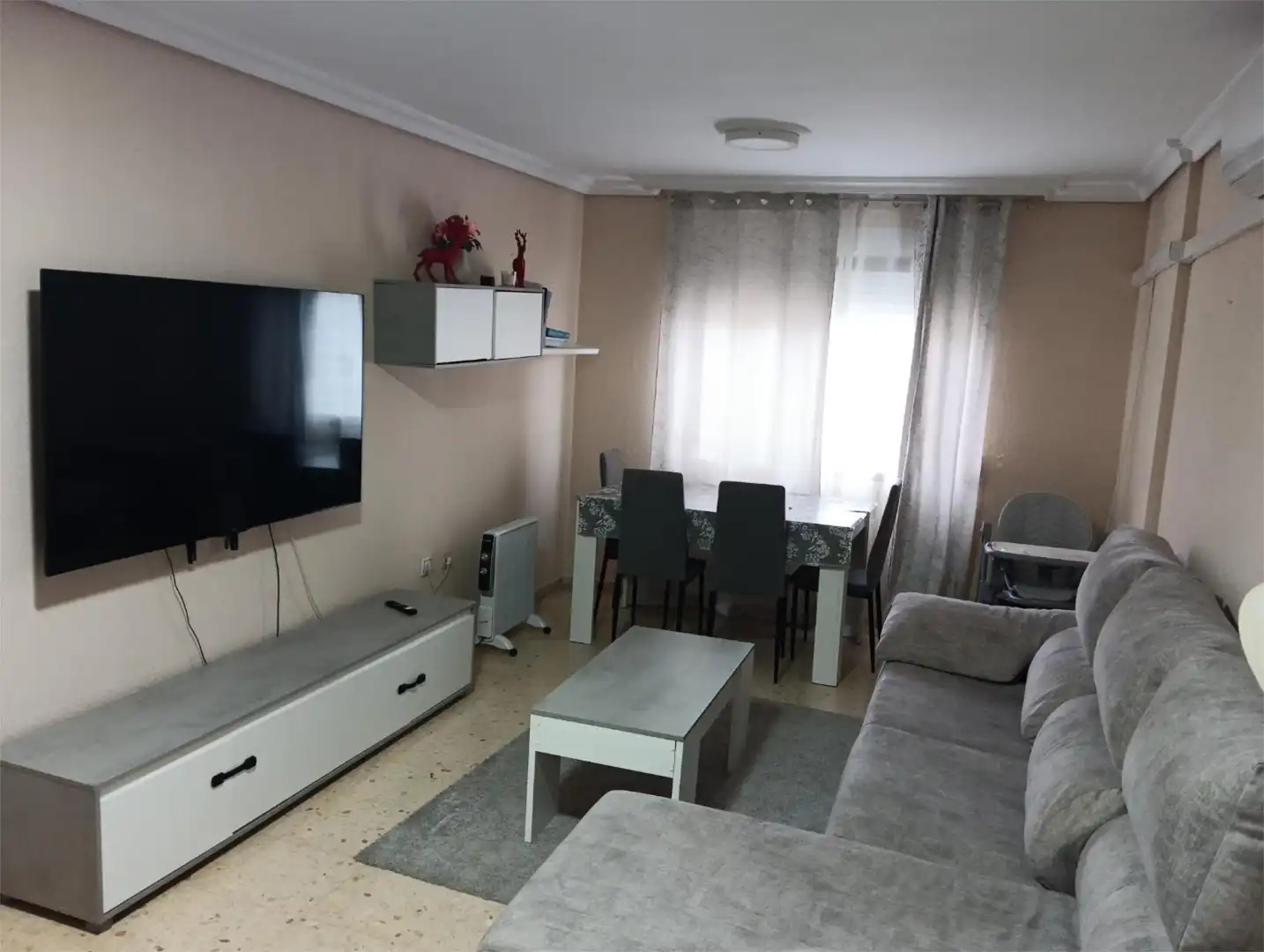 Living room of Flat for sale in Sevilla  with Terrace and Storage room