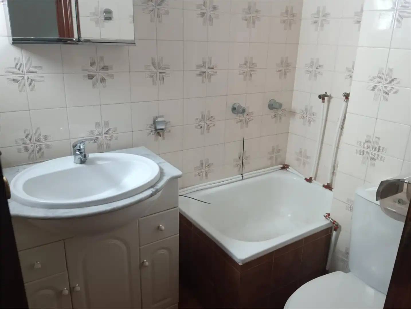 Bathroom of Flat for sale in Sevilla  with Terrace and Storage room