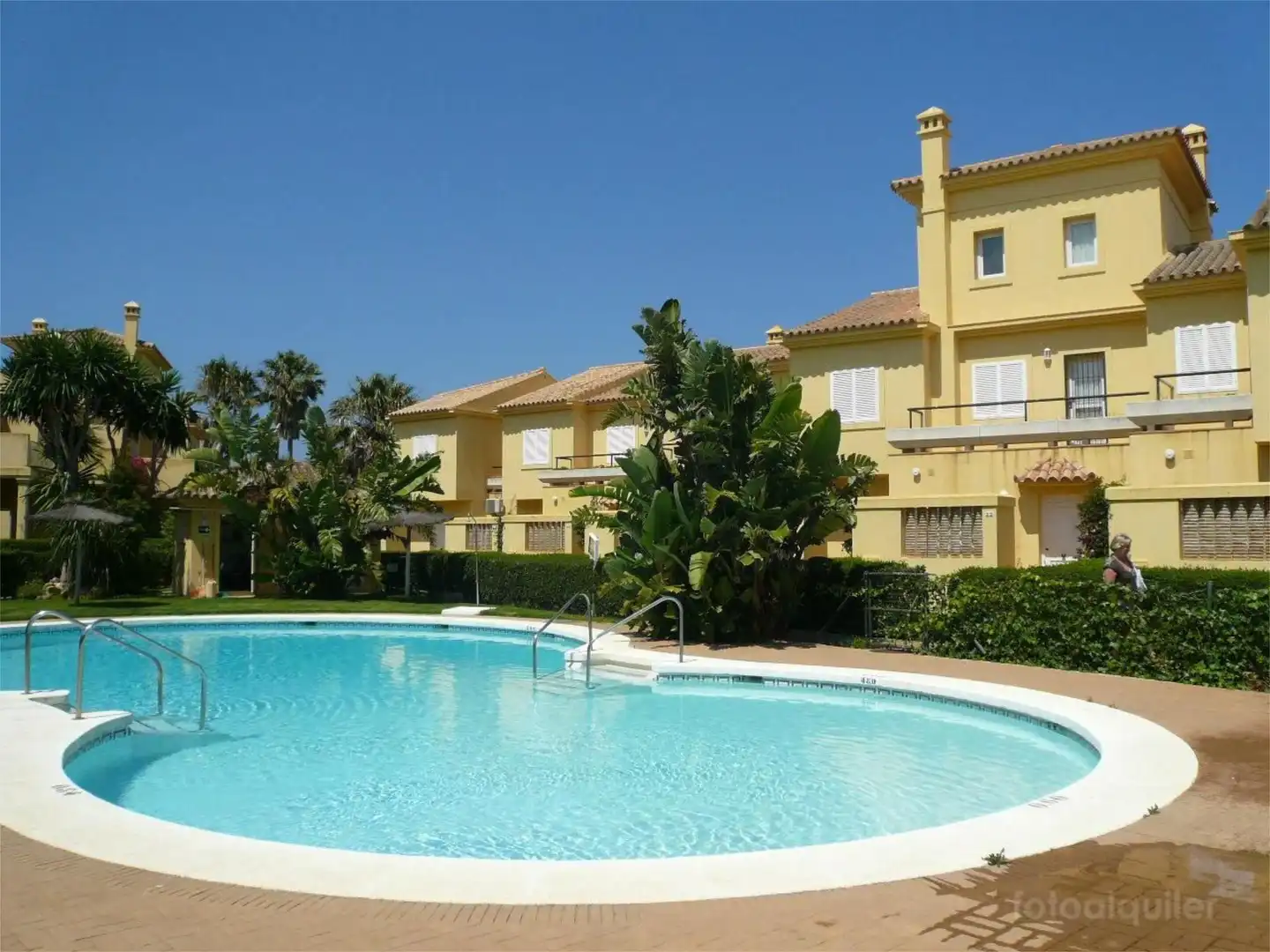 Vista exterior de Casa adosada en venta en Chiclana de la Frontera con Aire acondicionado, Terraza y Piscina