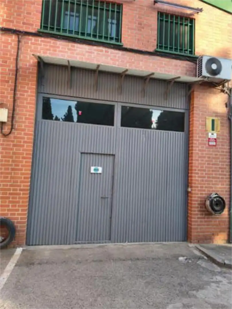 Vista exterior de Nave industrial de alquiler en Alcalá de Henares