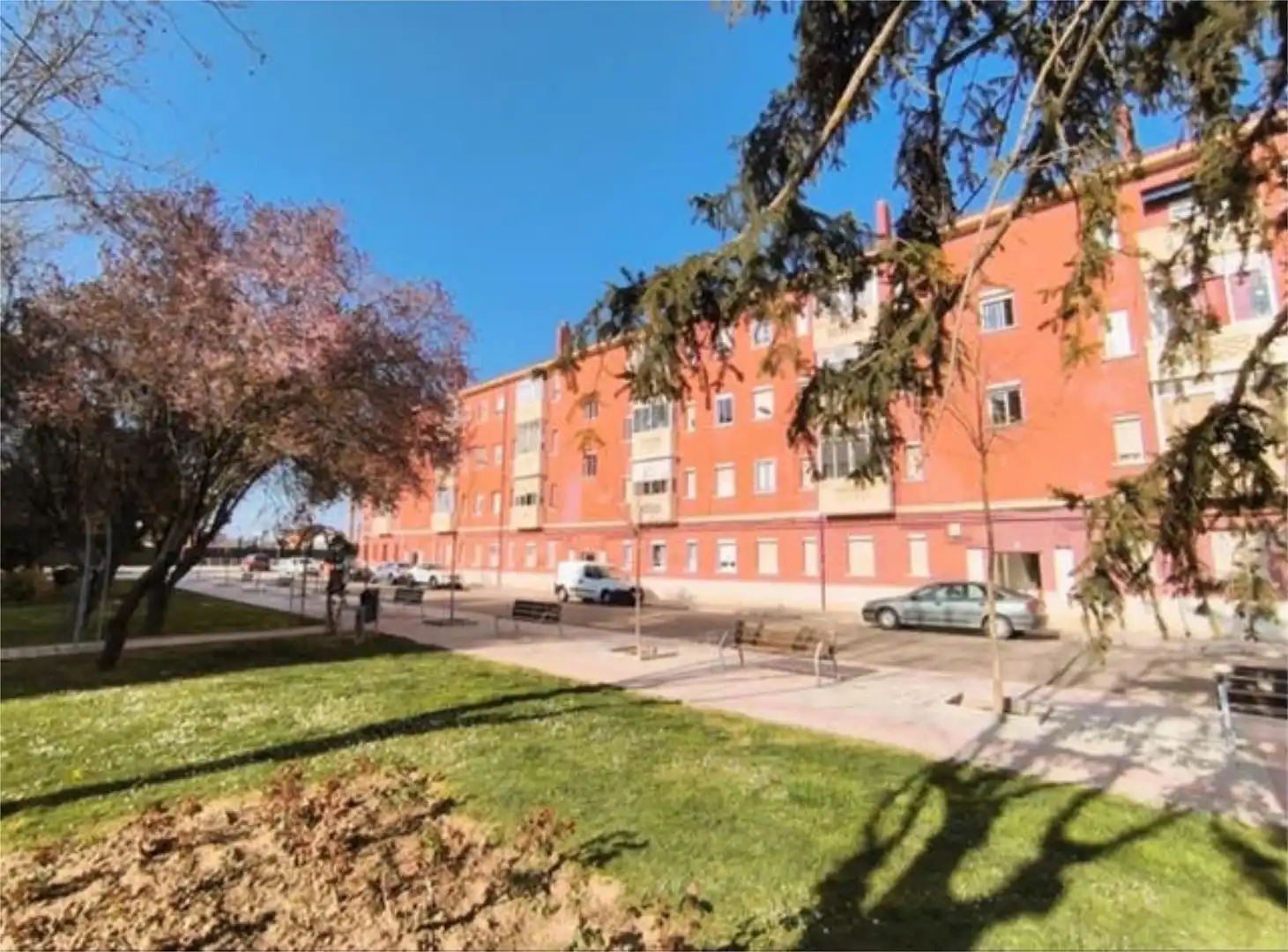 Vista exterior de Pis en venda en Venta de Baños amb Calefacció, Jardí privat i Terrassa