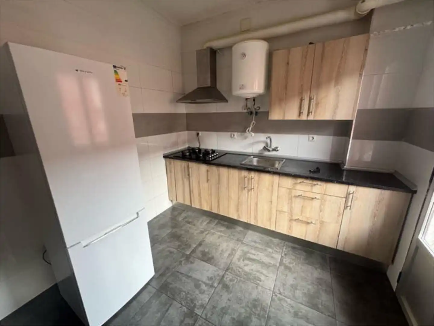 Pis en venda a Venta de Baños Cuina de Pis en venda en Venta de Baños amb Calefacció, Jardí privat i Terrassa