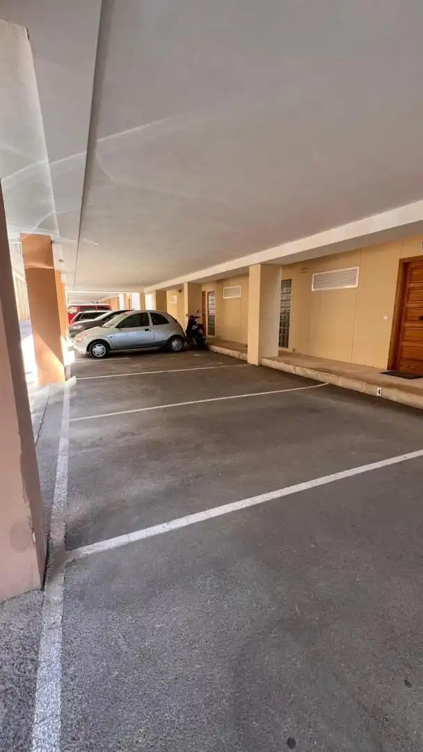 Aparcament de Dúplex de lloguer en Calpe / Calp amb Aire condicionat, Terrassa i Piscina