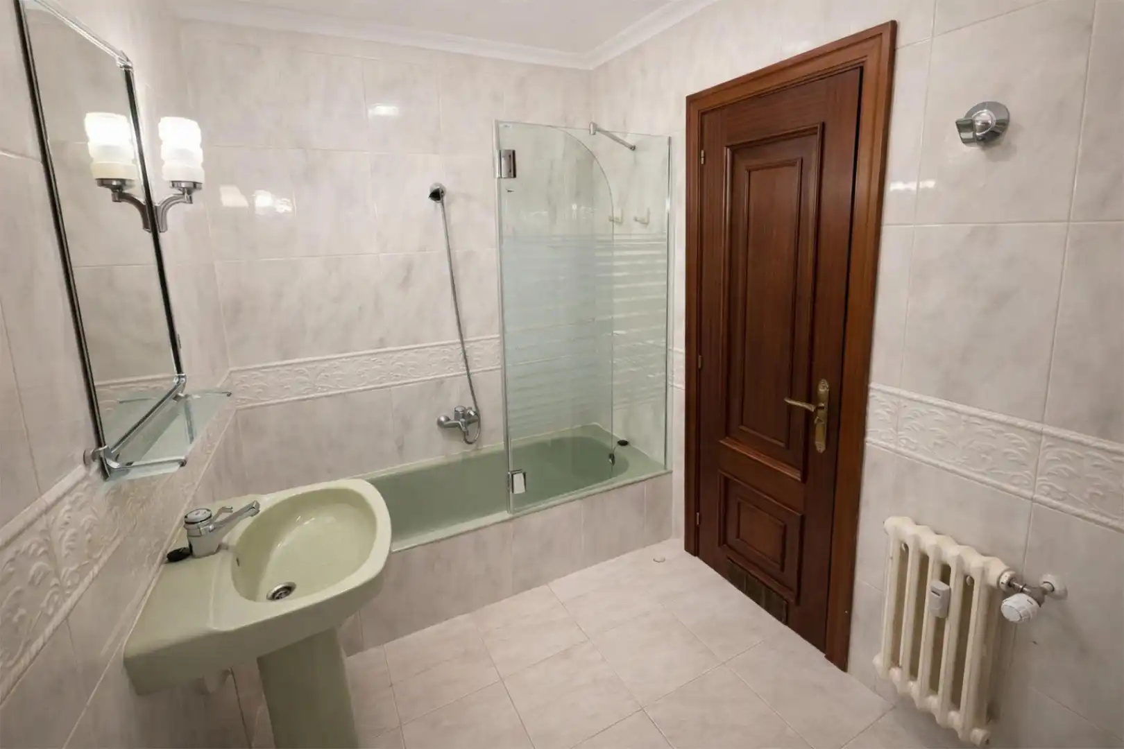 Piso en venta en Avenida de Pedro Masaveu, 29, Auditorio - Seminario - Parque de Invierno Baño de Piso en venta en Oviedo con Terraza y Balcón
