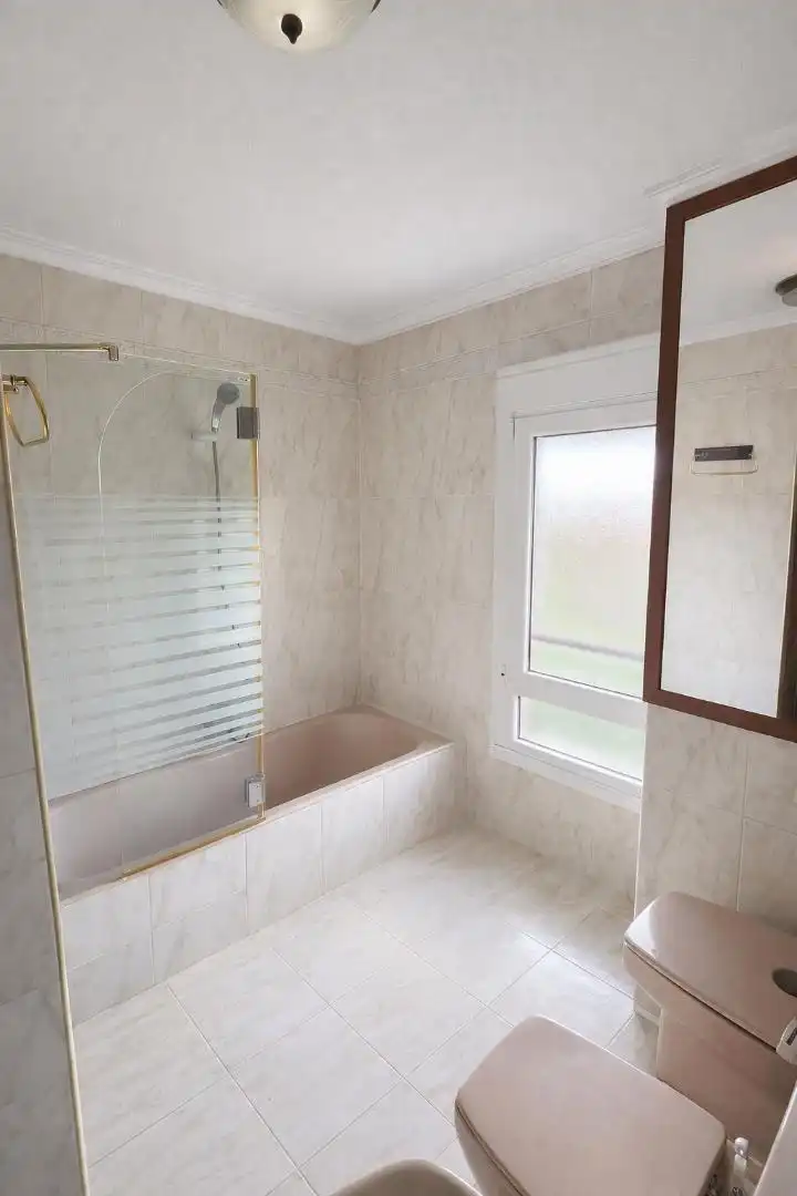 Piso en venta en Avenida de Pedro Masaveu, 29, Auditorio - Seminario - Parque de Invierno Baño de Piso en venta en Oviedo con Terraza y Balcón