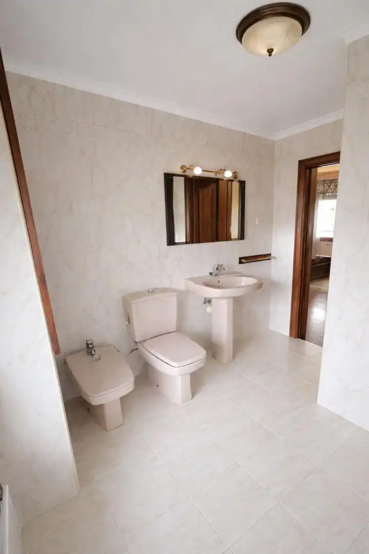 Piso en venta en Avenida de Pedro Masaveu, 29, Auditorio - Seminario - Parque de Invierno Baño de Piso en venta en Oviedo con Terraza y Balcón