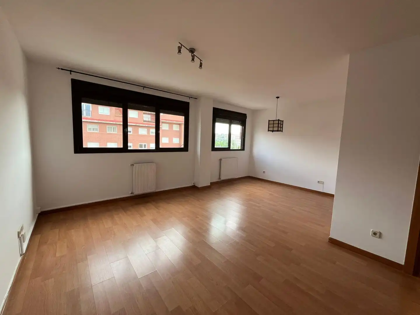 Sala de estar de Piso de alquiler en  Madrid Capital con Calefacción, Parquet y Trastero