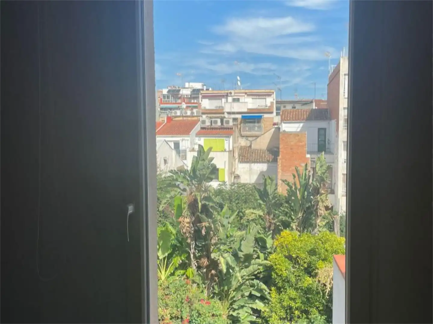 Casa adosada en venda a Centre Vista exterior de Casa adosada en venda en Badalona amb Calefacció, Jardí privat i Parquet