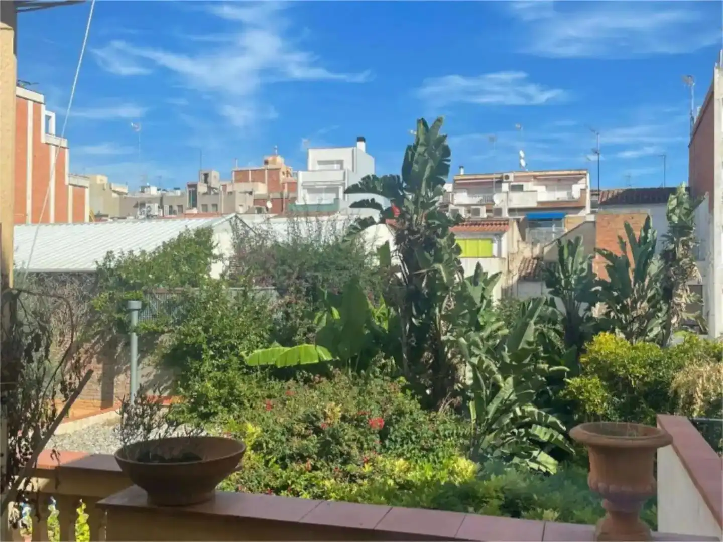 Casa adosada en venda a Centre Vista exterior de Casa adosada en venda en Badalona amb Calefacció, Jardí privat i Parquet