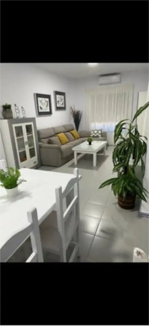 Apartamento de alquiler en La Barrosa Sala de estar de Apartamento de alquiler en Chiclana de la Frontera con Calefacción, Jardín privado y Terraza