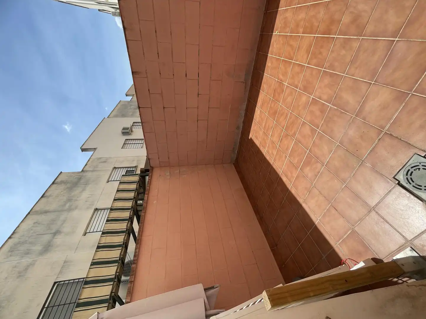 Casa adosada de lloguer a Calle San Juan de Aznalfarache, 14, Palomares del Río Terrassa de Casa adosada de lloguer en Palomares del Río amb Aire condicionat i Moblat
