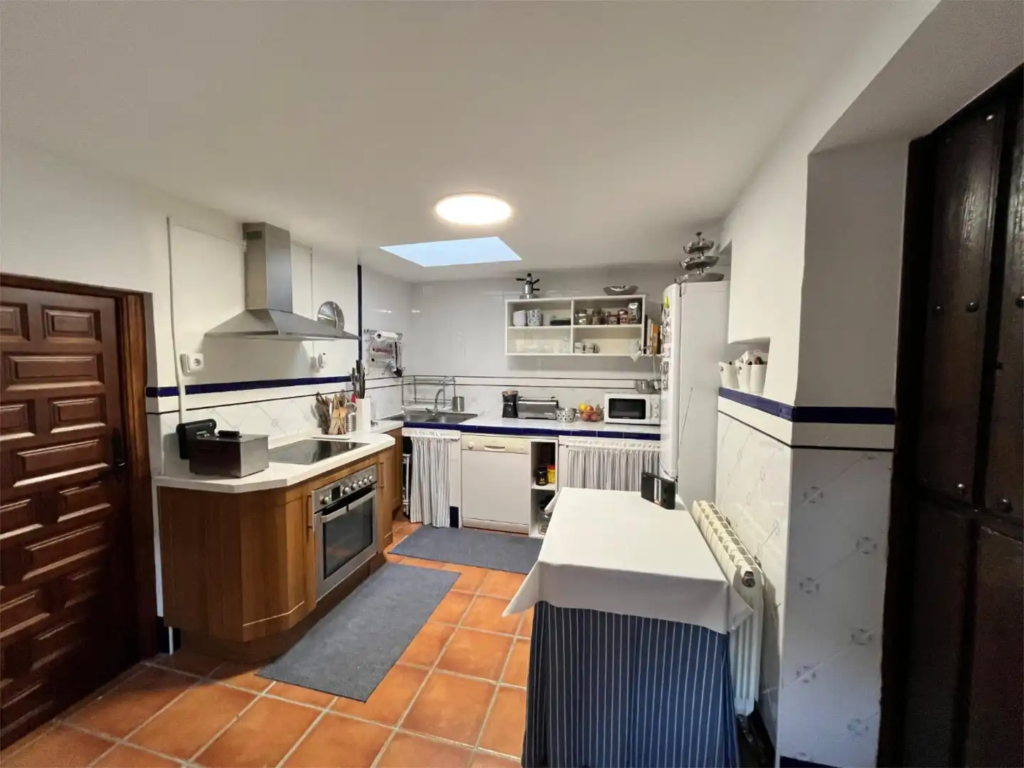 Casa adosada en venda a Calle Ramón y Cajal, 22, Arabayona de Mógica Cuina de Casa adosada en venda en Arabayona de Mógica amb Calefacció, Jardí privat i Parquet