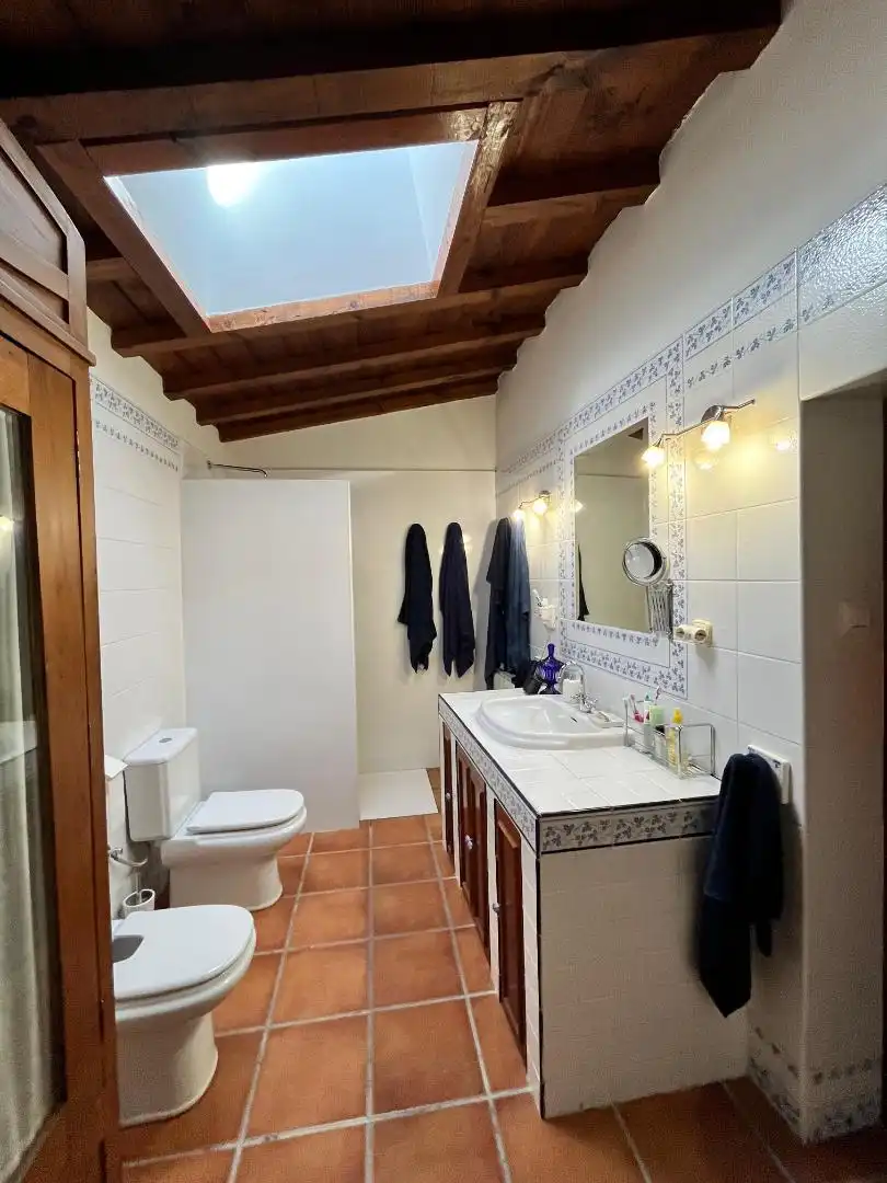 Casa adosada en venda a Calle Ramón y Cajal, 22, Arabayona de Mógica Bany de Casa adosada en venda en Arabayona de Mógica amb Calefacció, Jardí privat i Parquet