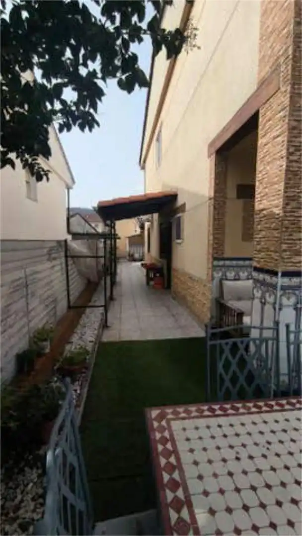 Außenansicht von Einfamilien-Reihenhaus zur Miete in Jaraíz de la Vera mit Privatgarten, Terrasse und Möbliert