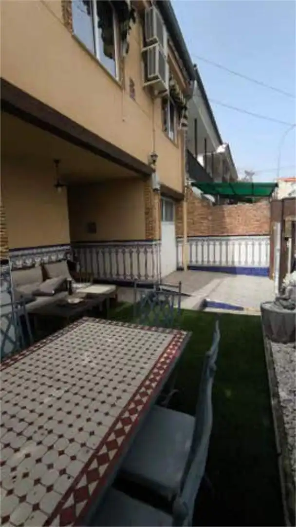 Terrasse von Einfamilien-Reihenhaus zur Miete in Jaraíz de la Vera mit Privatgarten, Terrasse und Möbliert