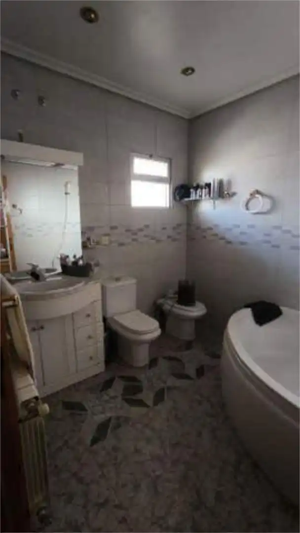 Badezimmer von Einfamilien-Reihenhaus zur Miete in Jaraíz de la Vera mit Privatgarten, Terrasse und Möbliert