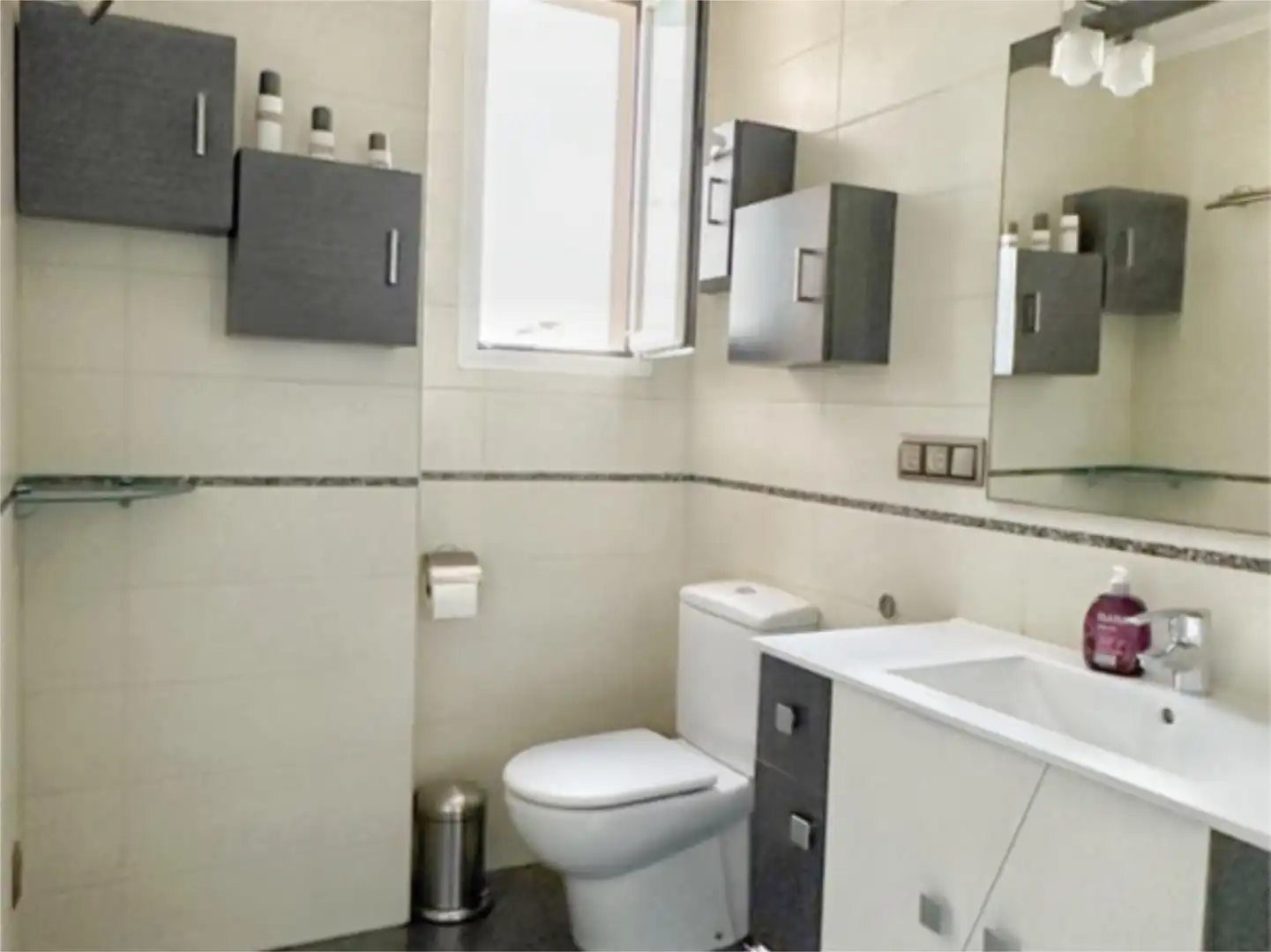 Bany de Pis de lloguer en Valencia amb Aire condicionat, Parquet i Piscina