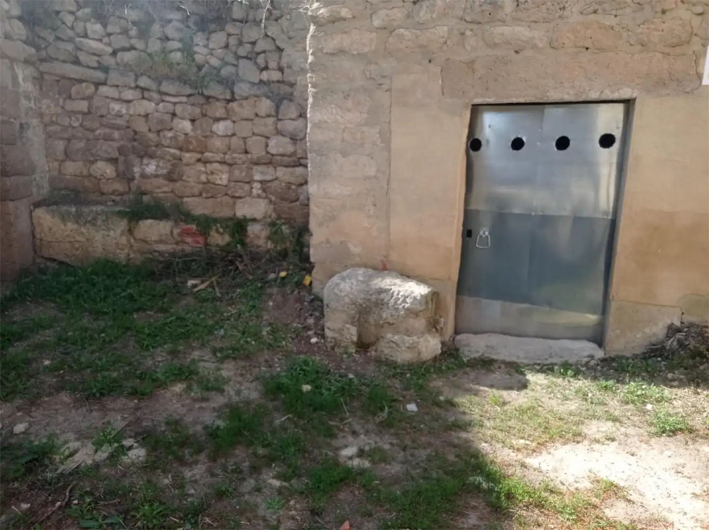 Vista exterior de Local de alquiler en Sasamón