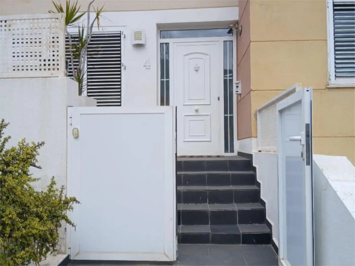 Vista exterior de Piso en venta en Chiva con Calefacción, Jardín privado y Terraza
