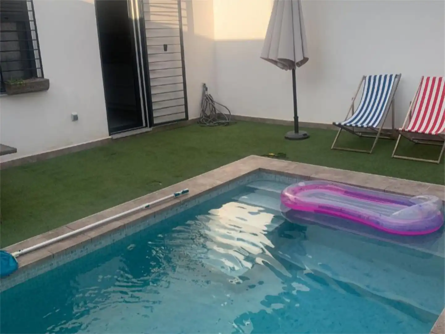 Schwimmbecken von Einfamilien-Reihenhaus zum Verkauf in La Rinconada mit Klimaanlage, Terrasse und Schwimmbad