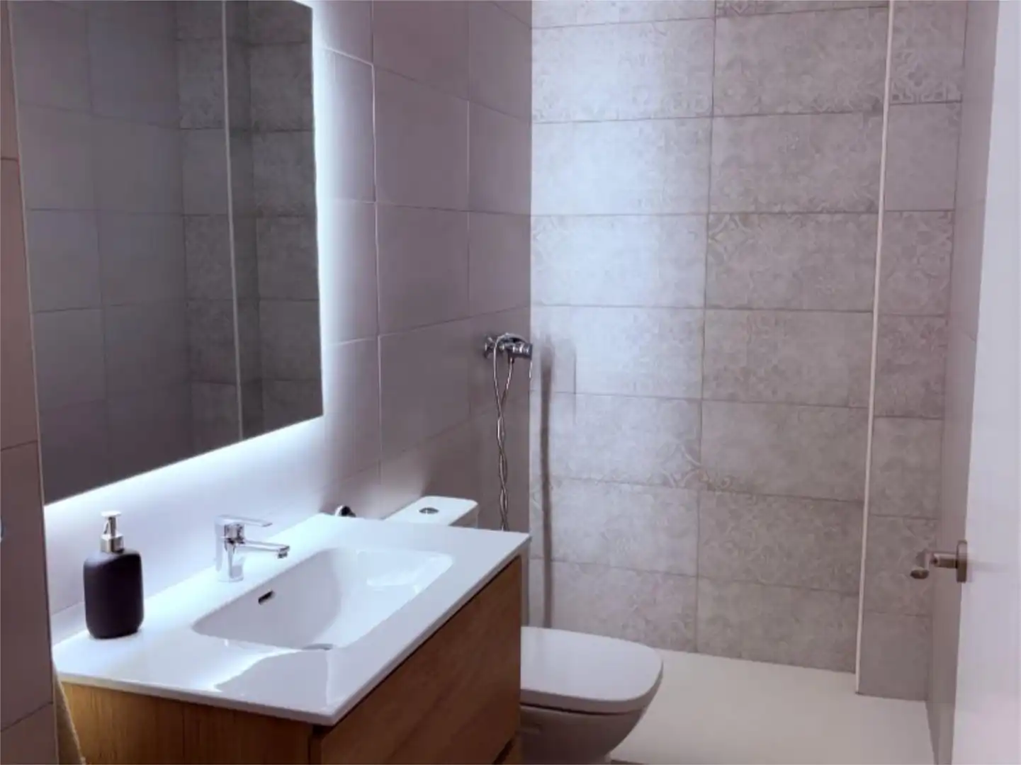 Casa o xalet en venda a Calle Poeta En Nueva York, 1, San José de la Rinconada Bany de Casa o xalet en venda en La Rinconada amb Aire condicionat, Jardí privat i Terrassa