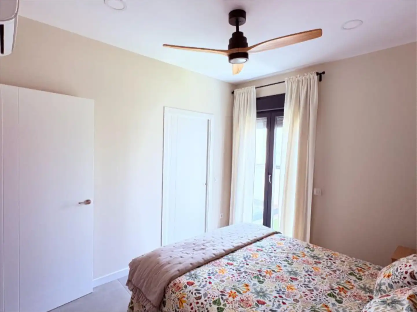 Casa o xalet en venda a Calle Poeta En Nueva York, 1, San José de la Rinconada Dormitori de Casa o xalet en venda en La Rinconada amb Aire condicionat, Jardí privat i Terrassa