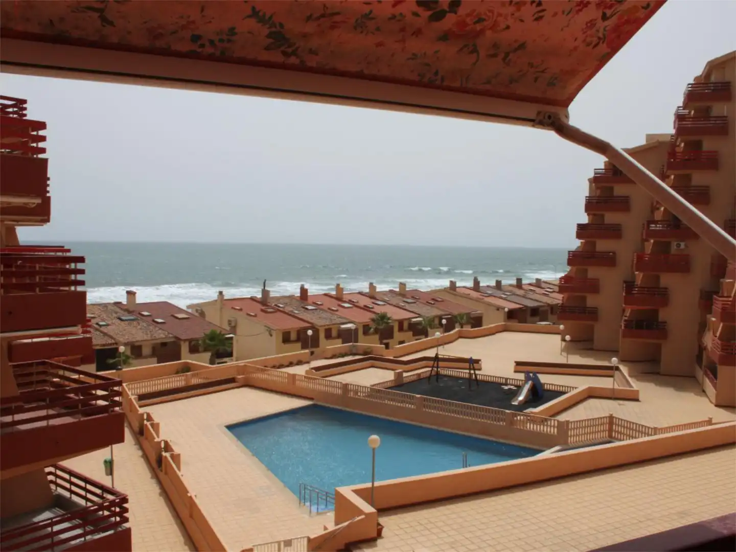 Schwimmbecken von Wohnung zur Miete in La Manga del Mar Menor mit Klimaanlage, Terrasse und Schwimmbad