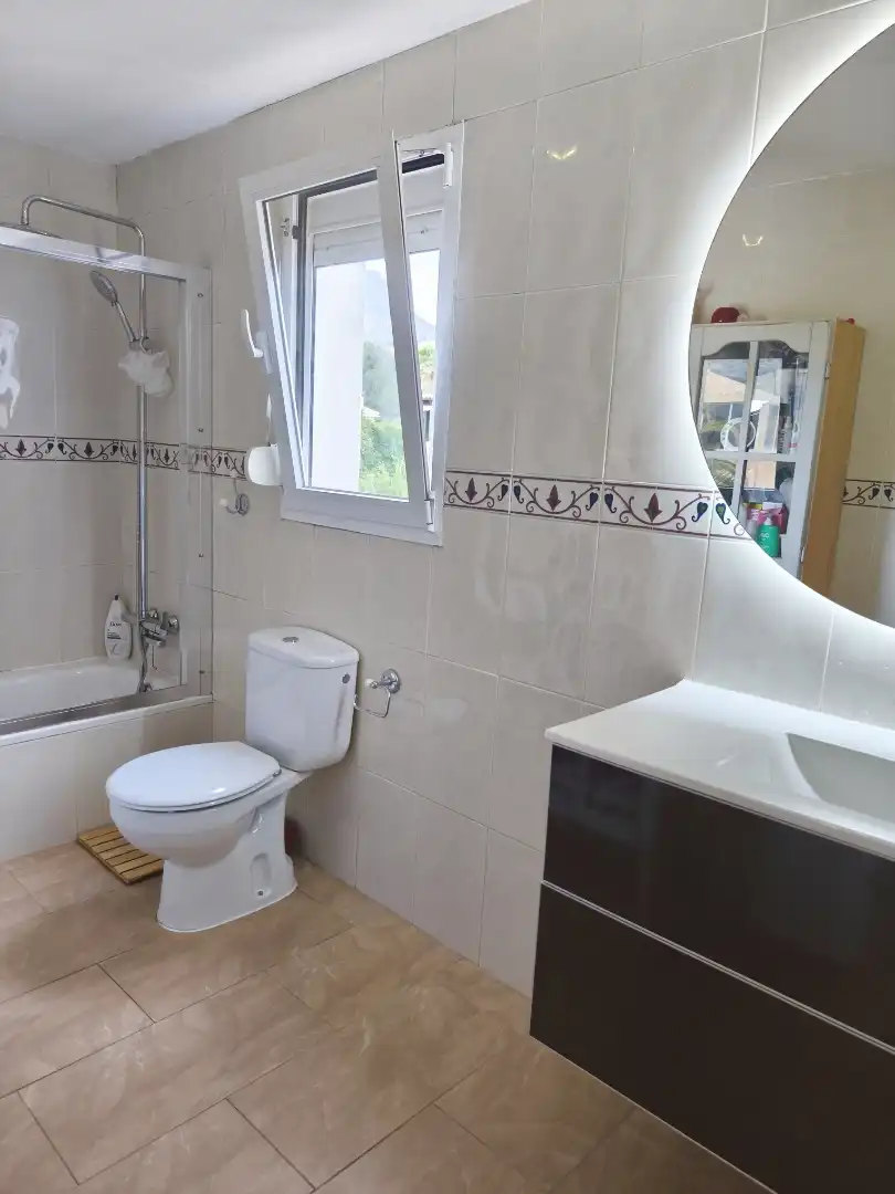 Baño de Casa o chalet en venta en La Nucia con Aire acondicionado, Calefacción y Jardín privado