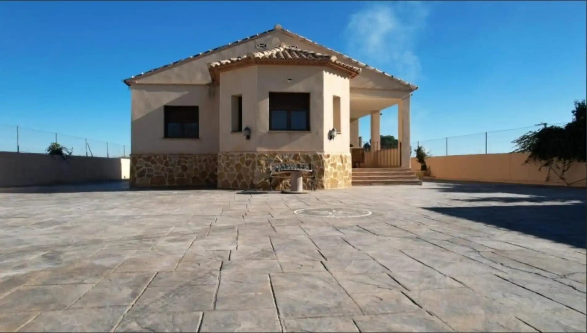 Casa o xalet en venda a Calle Vereda de Santa Ana, 33, Caudete Vista exterior de Casa o xalet en venda en Caudete amb Terrassa, Piscina i Balcó