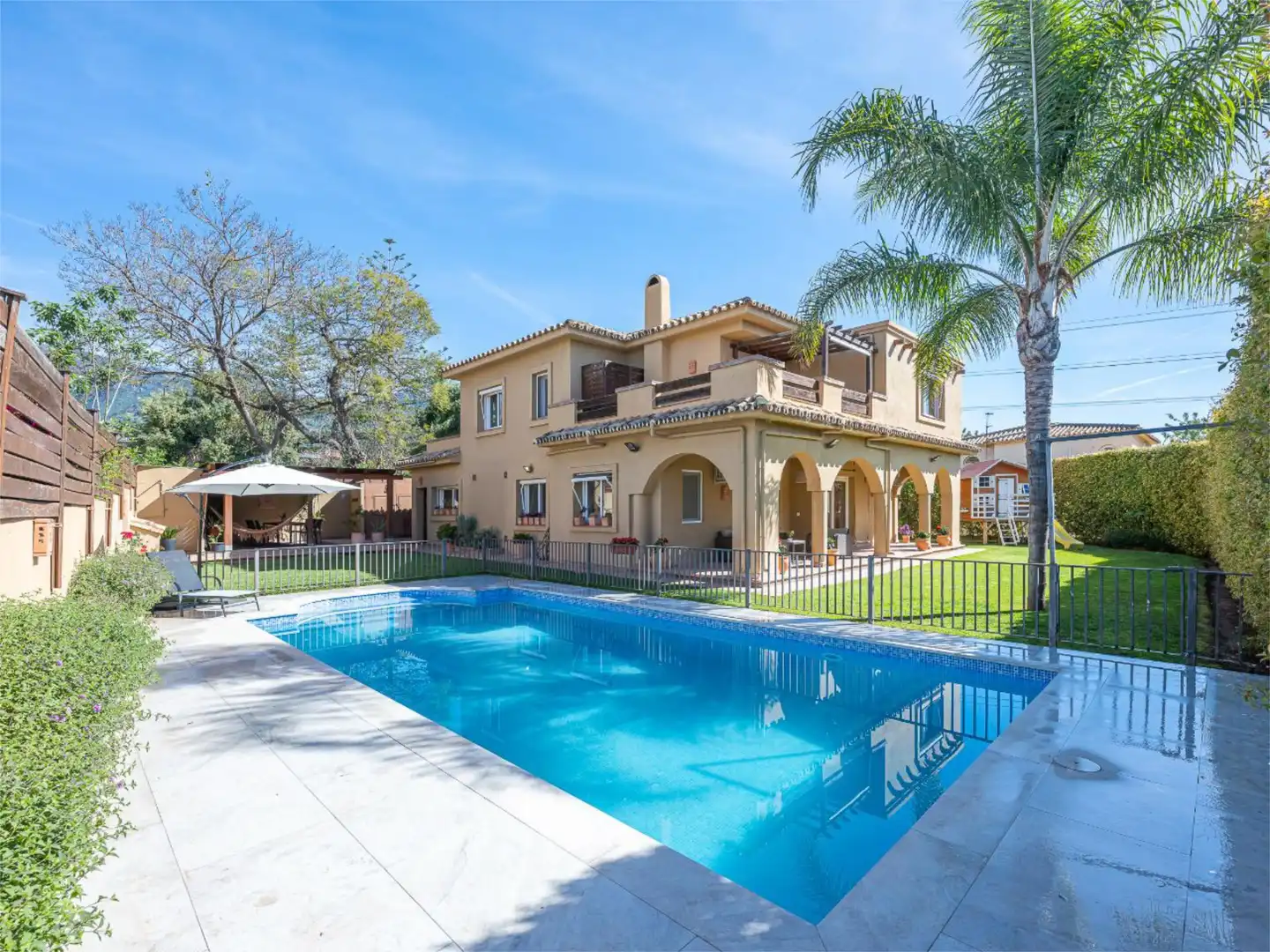 Vista exterior de Casa o chalet en venta en Marbella con Aire acondicionado, Terraza y Piscina