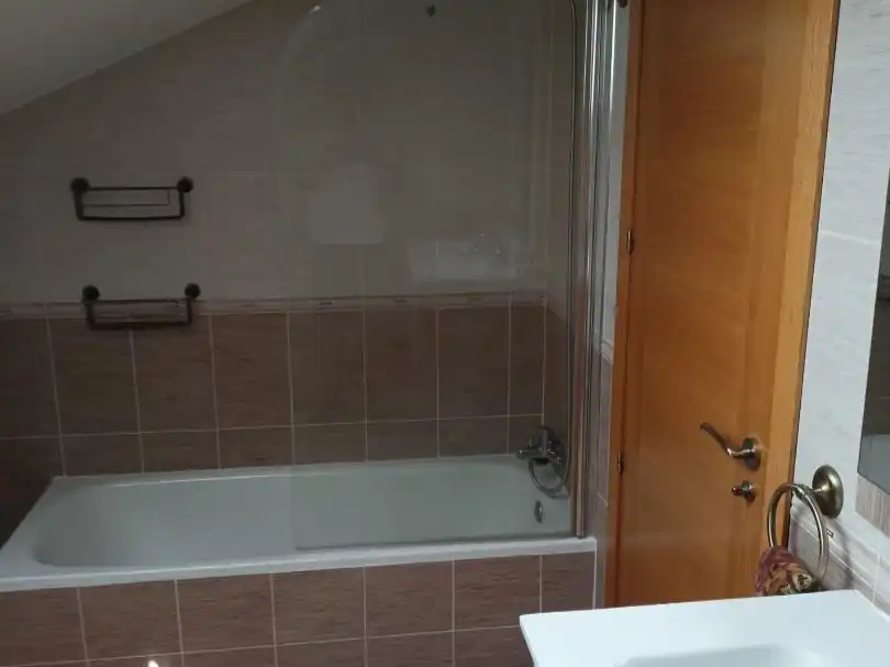 Habitación en Calle de la Corredera Alta, 22, San Martín de Valdeiglesias Baño de Dúplex para compartir en San Martín de Valdeiglesias con Aire acondicionado, Calefacción y Parquet