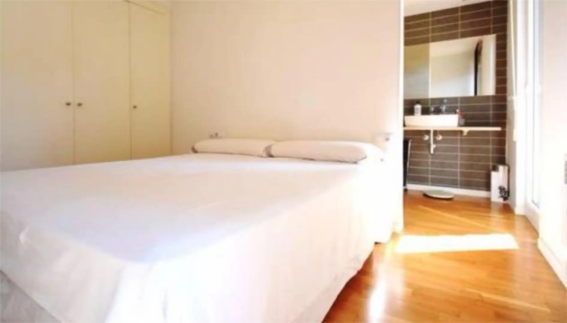 Flat for rent in Carrer de Josep Irla, 19, Turó de Can Mates Bedroom of Flat for rent in Sant Cugat del Vallès with Air Conditioner, Heating and Private garden