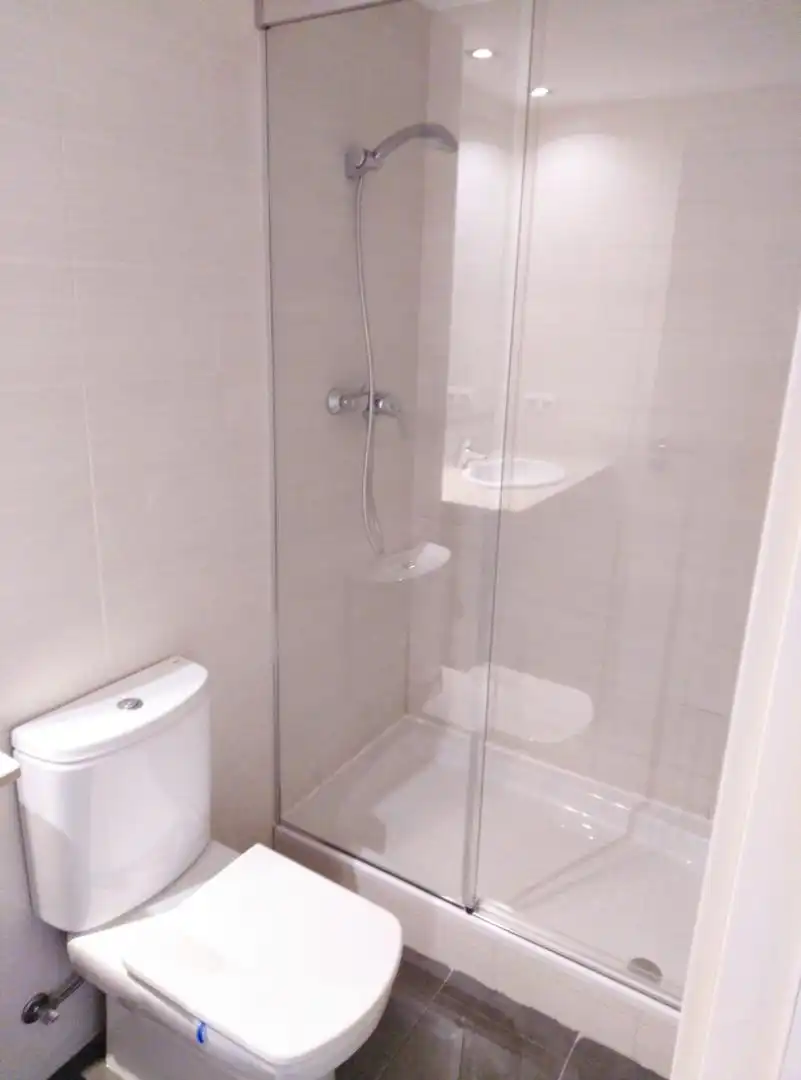 Flat for rent in Carrer de Josep Irla, 19, Turó de Can Mates Bathroom of Flat for rent in Sant Cugat del Vallès with Air Conditioner, Heating and Private garden