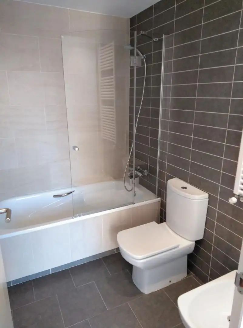 Flat for rent in Carrer de Josep Irla, 19, Turó de Can Mates Bathroom of Flat for rent in Sant Cugat del Vallès with Air Conditioner, Heating and Private garden