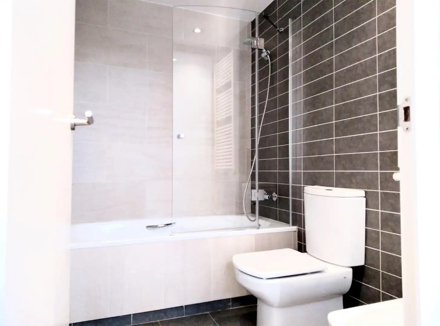 Flat for rent in Carrer de Josep Irla, 19, Turó de Can Mates Bathroom of Flat for rent in Sant Cugat del Vallès with Air Conditioner, Heating and Private garden
