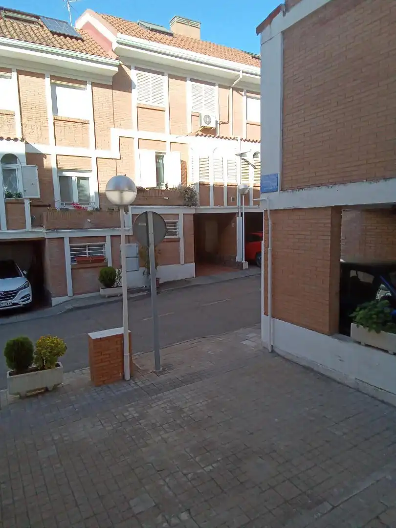 Parkplatz von Einfamilien-Reihenhaus zum Verkauf in Boadilla del Monte mit Klimaanlage, Heizung und Parkett