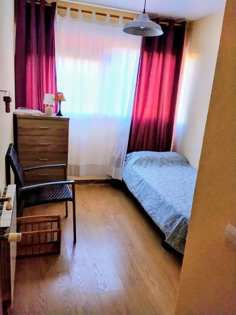 Habitación de Piso para compartir en Madrid con Parquet, Trastero y Amueblado