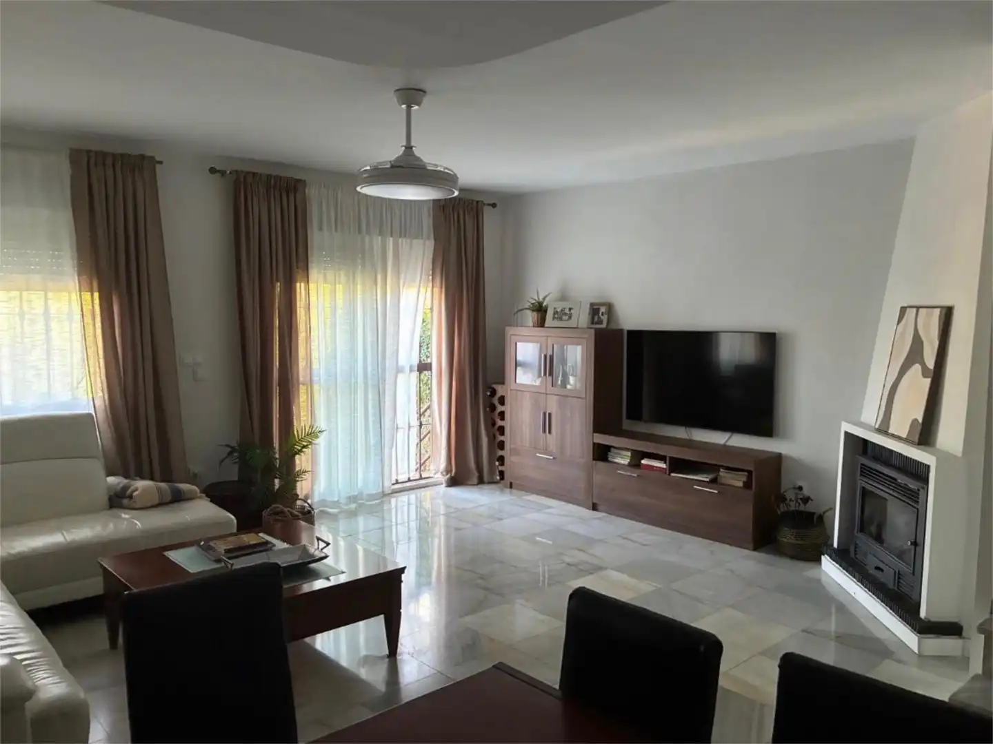 Casa adosada en venta en Avenida de la Motilla, 28, La Motilla - Fuente del Rey Sala de estar de Casa adosada en venta en Dos Hermanas