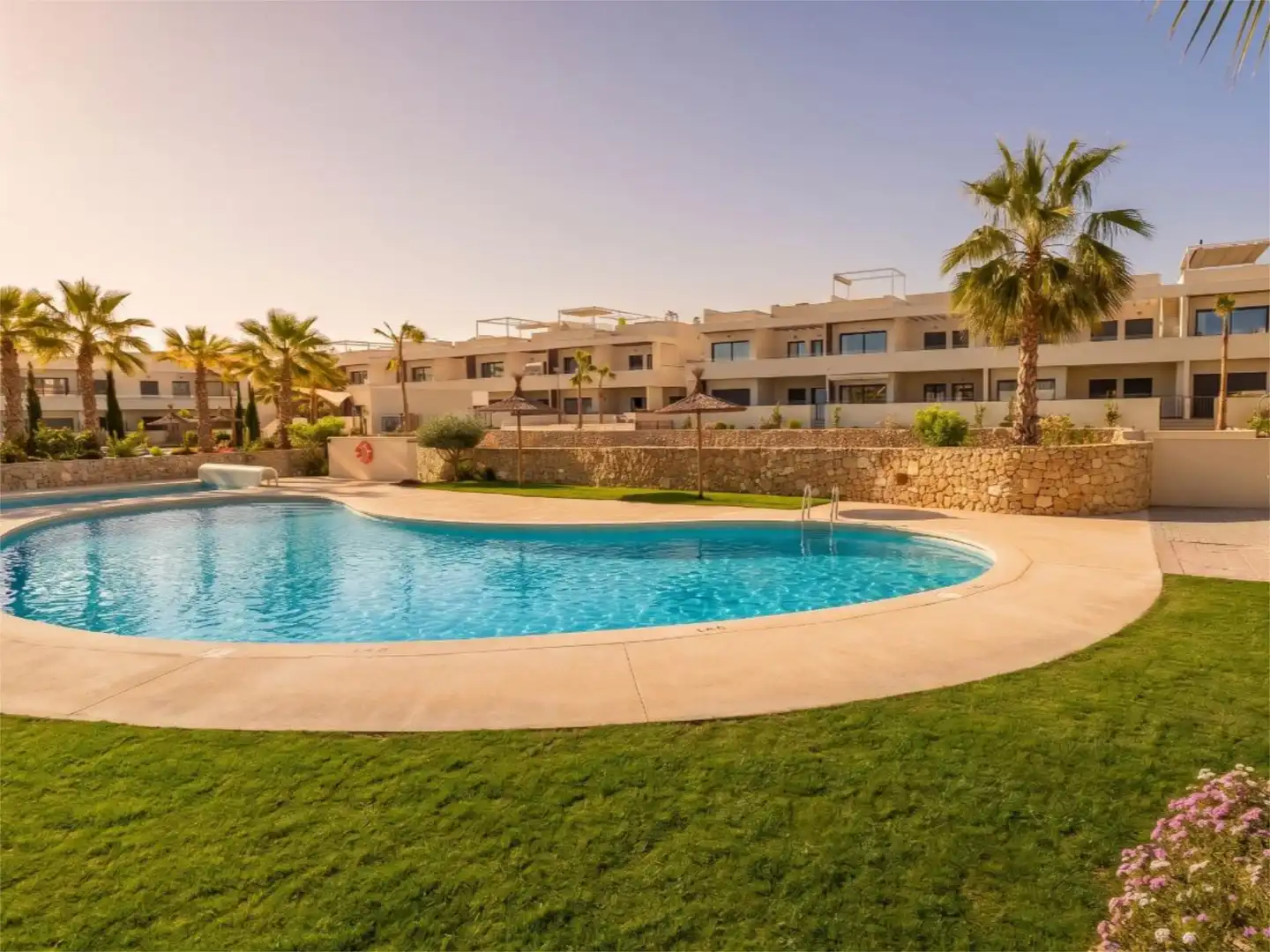 Piscina de Apartamento de alquiler en Torrevieja con Aire acondicionado, Calefacción y Jardín privado